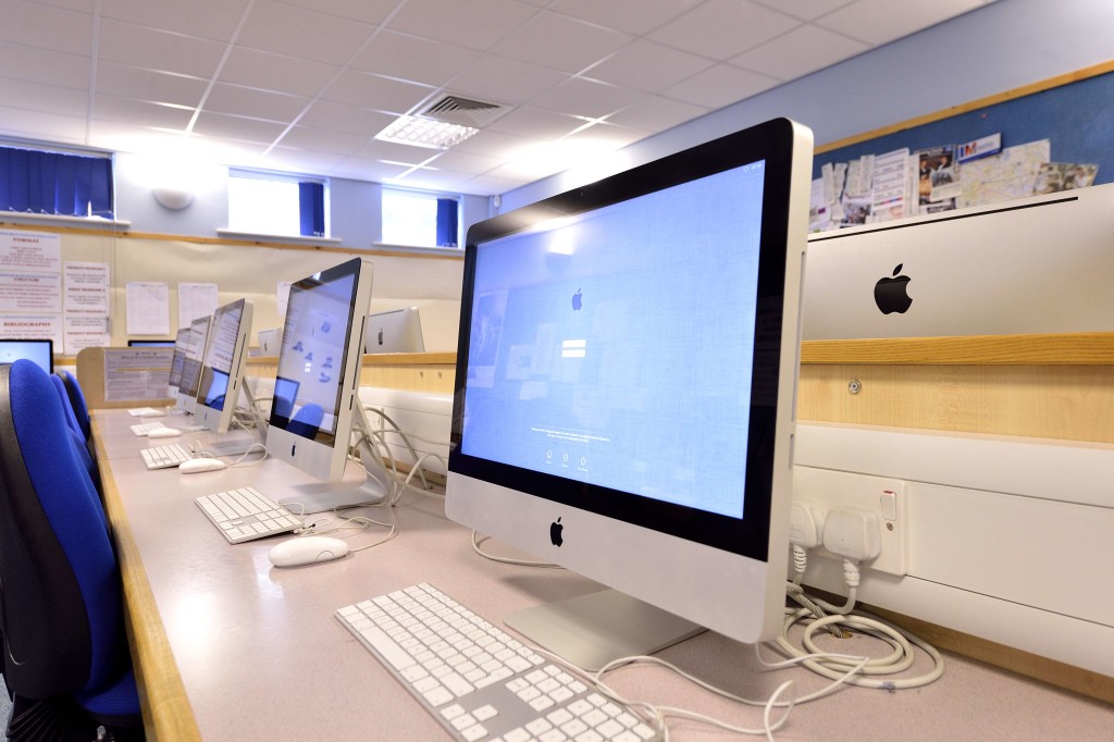 It оборудование. Фотография программиста. Студенты на парах. Профессия it специалист. It is equipped with a.